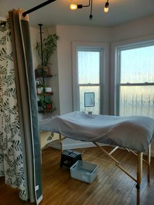 Table près des fenêtres - Acupuncture Sociale Sherbrooke